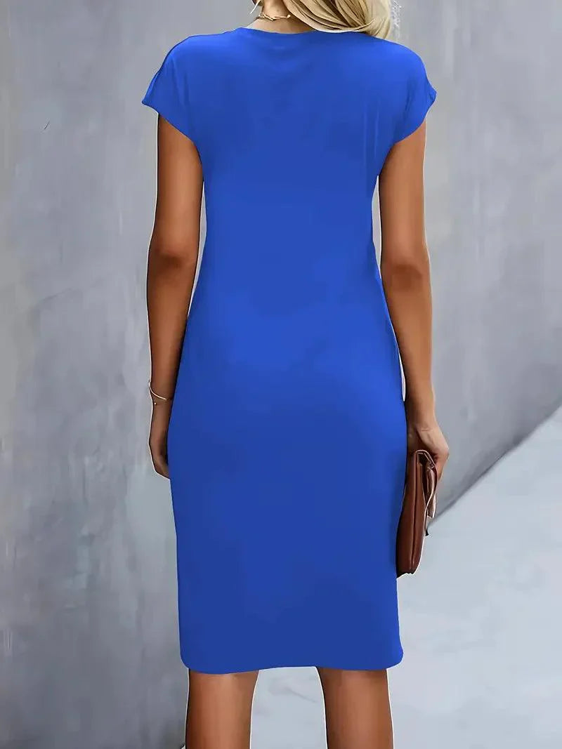 Robe Emilia Taille Petite avec Col Rond – Élégante et Tendance Intemporelle