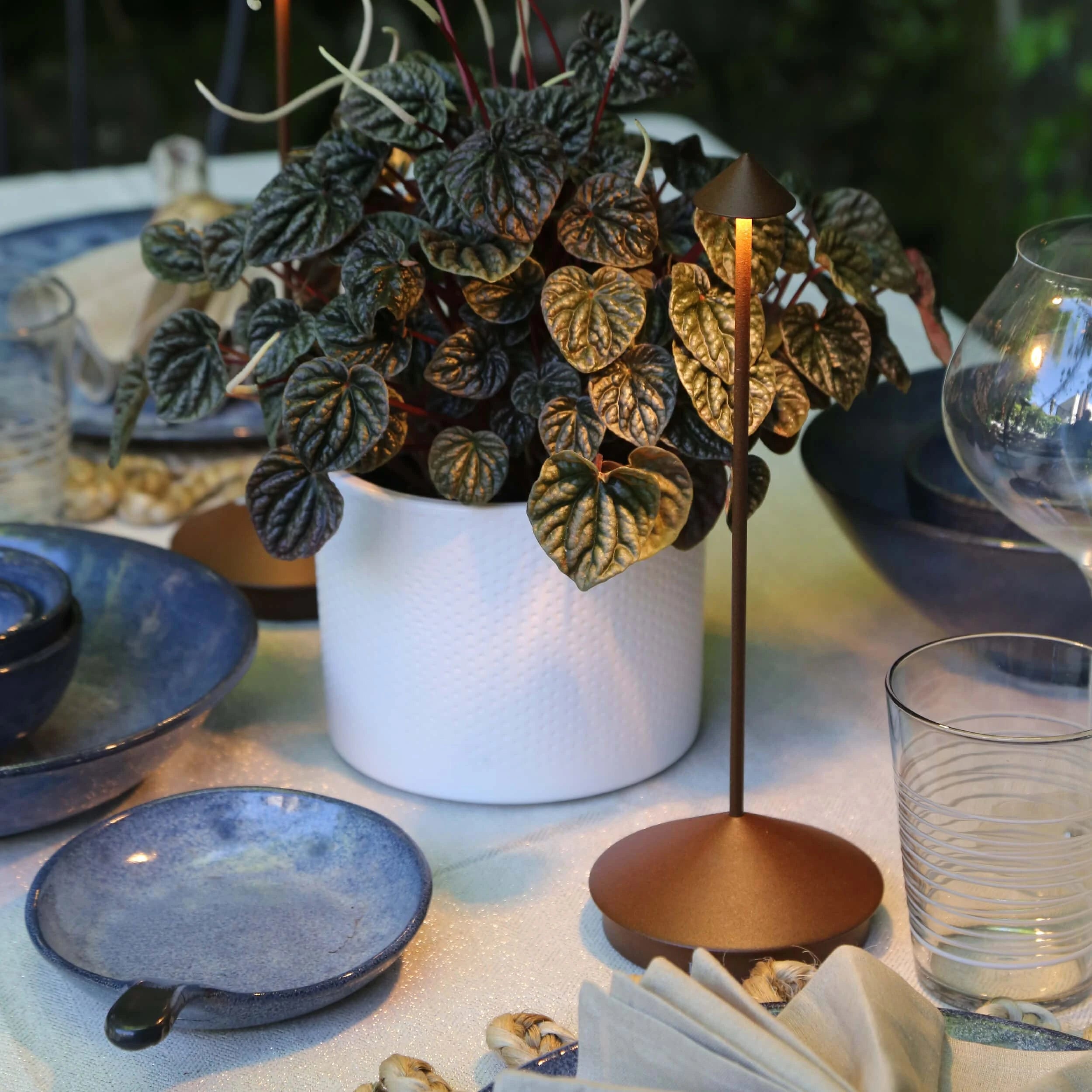 LumaGlow - Lampe de table élégante pour une atmosphère chaleureuse