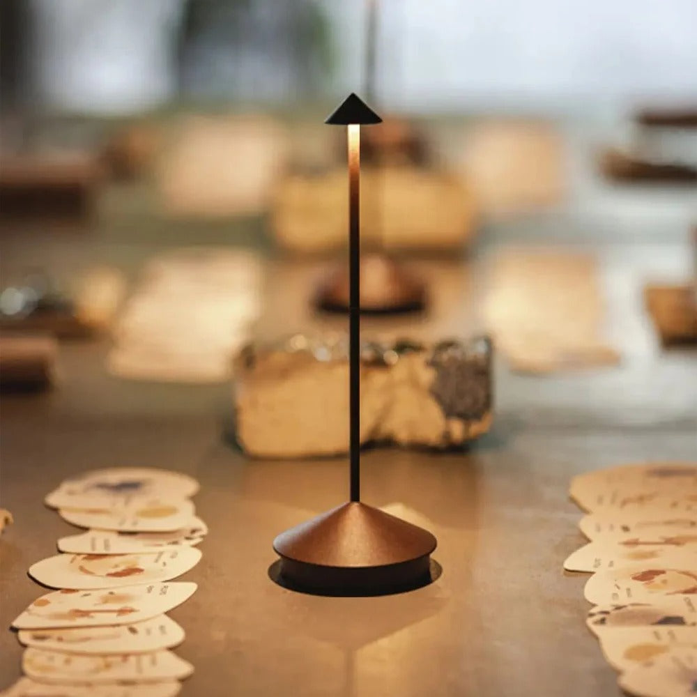 SlenderLight - Lampe de table rechargeable à abat-jour conique moderne