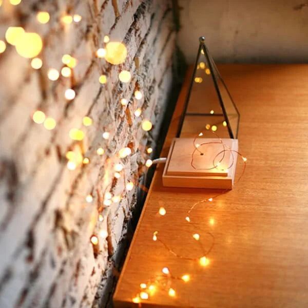 GlowPyramid - Lampe de table élégante avec lumières féeriques