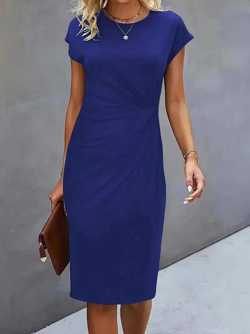 Robe Emilia Taille Petite avec Col Rond – Élégante et Tendance Intemporelle