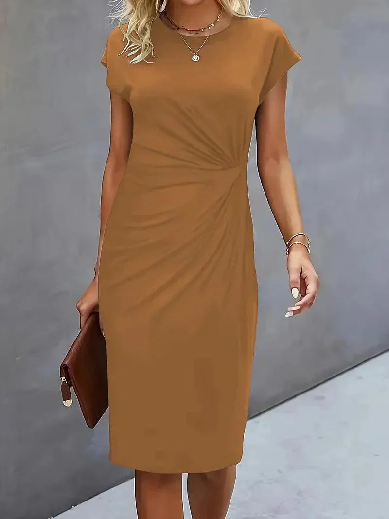Robe Emilia Taille Petite avec Col Rond – Élégante et Tendance Intemporelle