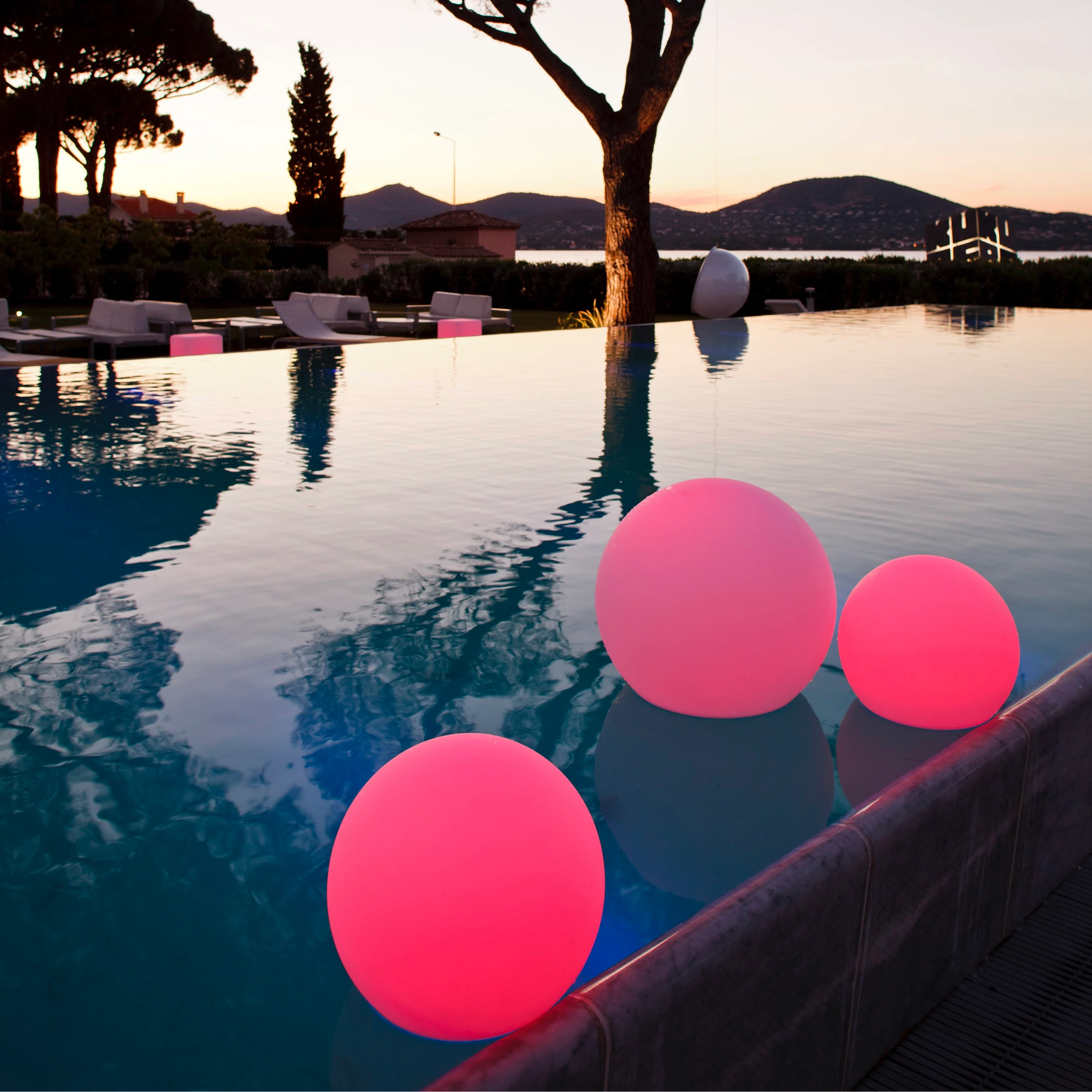 Lampe de jardin LED NovaSmart avec lumière multicolore et fonction intérieure