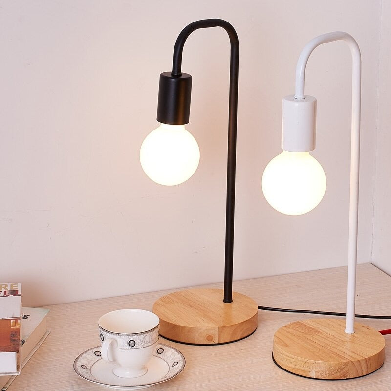 Lampe de table industrielle UrbanLume – Élégante lampe de bureau en métal