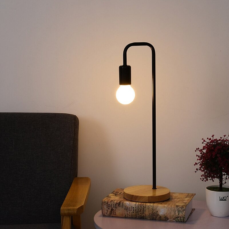 Lampe de table industrielle UrbanLume – Élégante lampe de bureau en métal