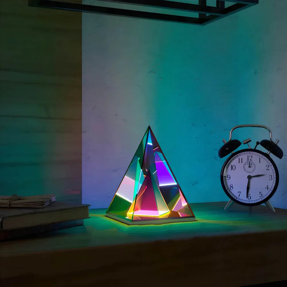 LumiPyramid - Lampe pyramidale irisée aux couleurs changeantes